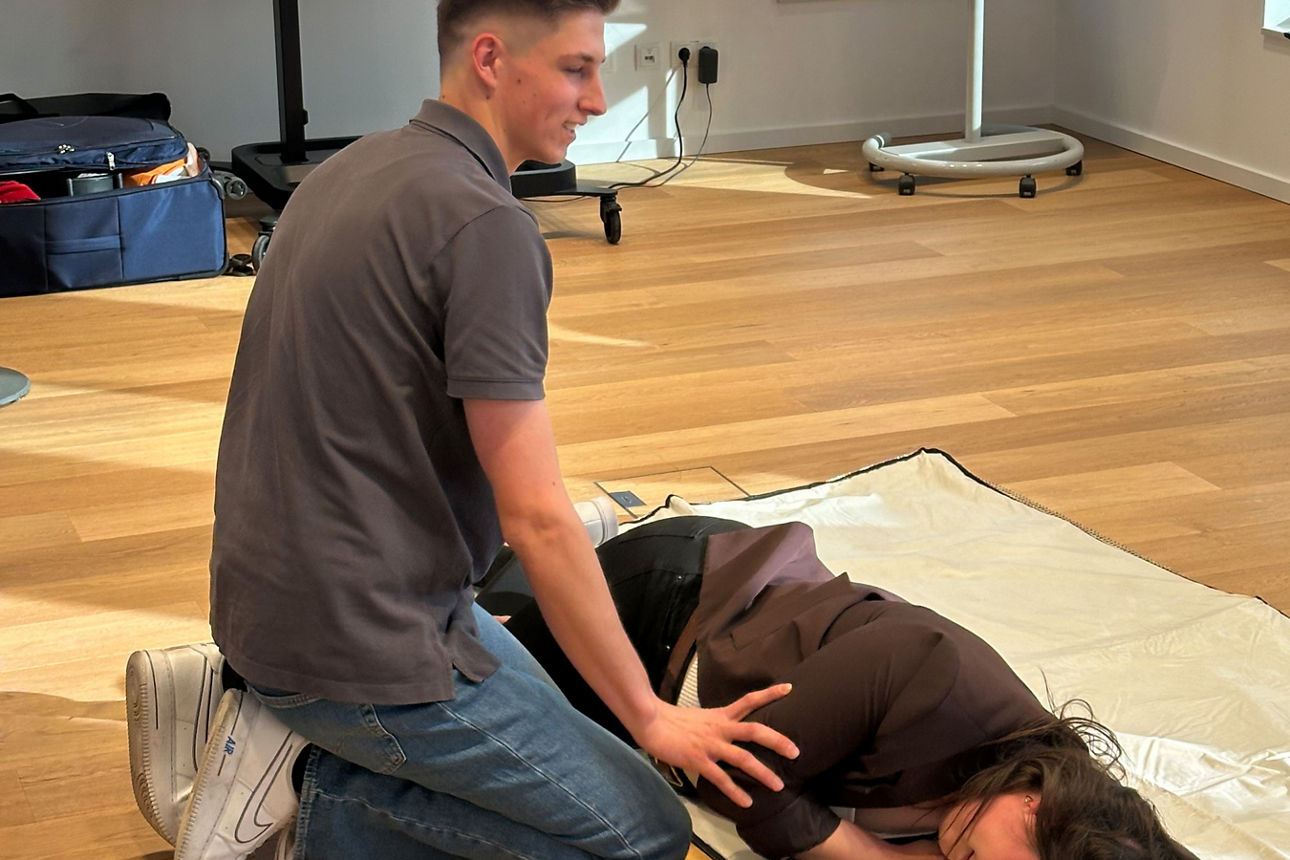 Frauen und Finanzen: Erste Hilfeübung - Stabile Seitenlage