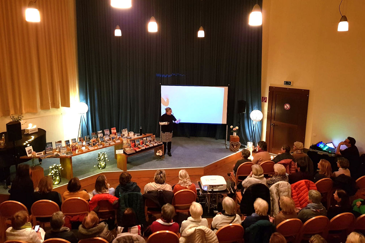 Lesung von Carmen Rohrbach in alter reformierter Kirche