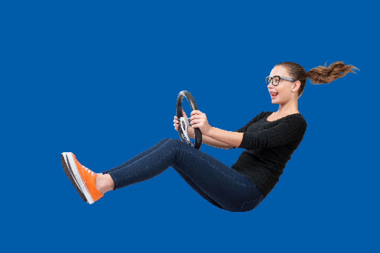 Frau sitzt mit Lenkrad in der Luft 