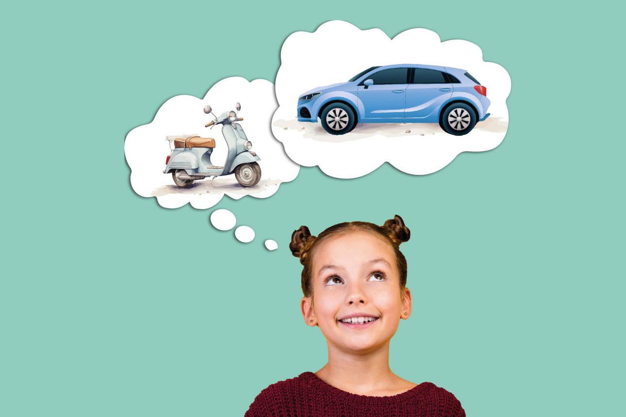 Mädchen schaut nach oben auf eine Gedankenblase mit einem Auto und eine mit einem Motorroller.