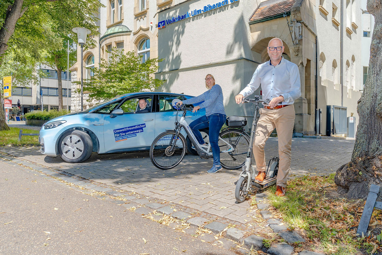 Team Nachhaltigkeit mit dem dekarbonisierten Fuhrpark: E-Scooter, E-Bike und E-Auto