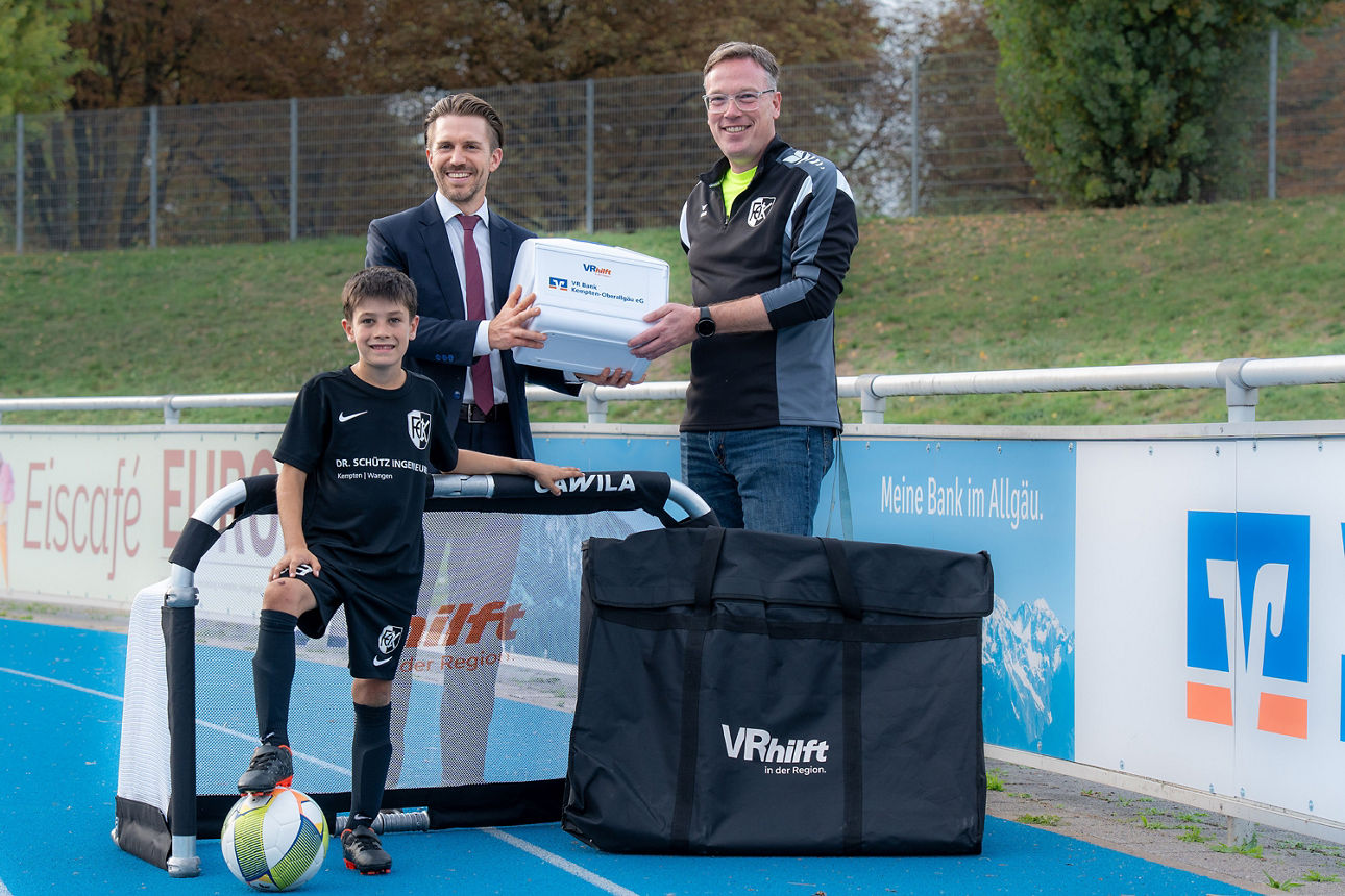 Übergabe Funino-Torset - Vorstand FC Kempten und junger Spieler erhalten von Marktbereichsleiter das Set überreicht