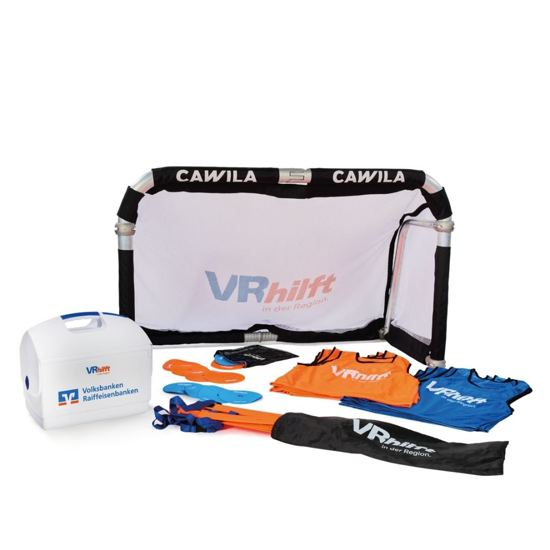 Das Funino-Torset der bayerischen Volksbanken enthält 4 Alu-Klapptore, 20 Leibchen, 40 Marker, 2 Agility-Leitern, eine Eisbox