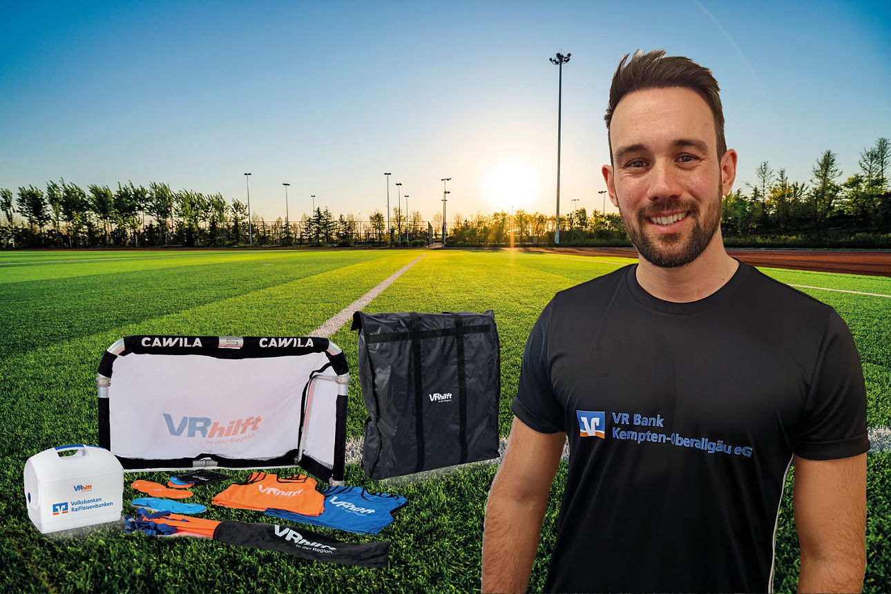 Mitarbeiter in Fußballtrikot - im Hintergrund ist ein Fußballplatz und ein Funino-Torset zu sehen