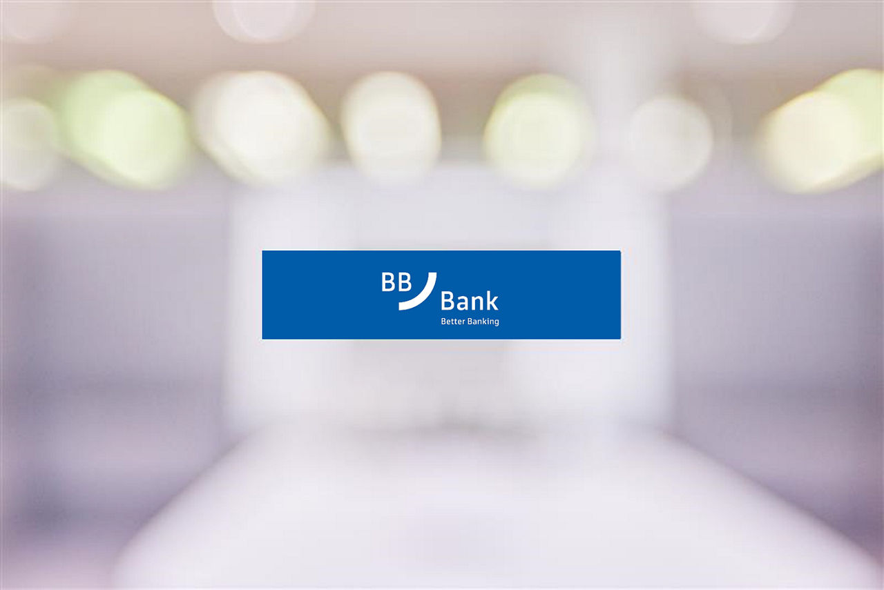 Unscharfer Hintergrund mit Lichtern mit den Logos der PSD Bank Berlin-Brandenburg und der BBBank