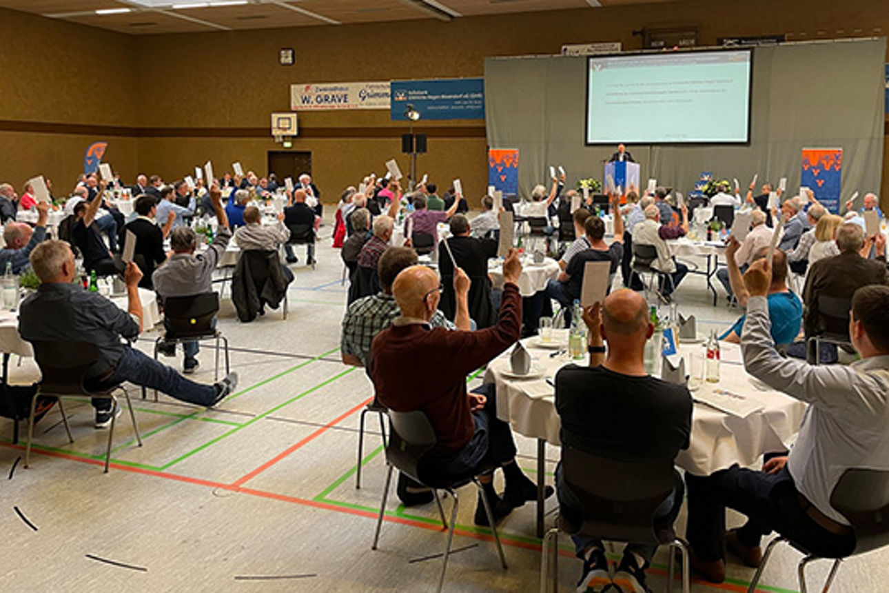 Eine Gruppe von Menschen, die an einem Tisch sitzen und abstimmen