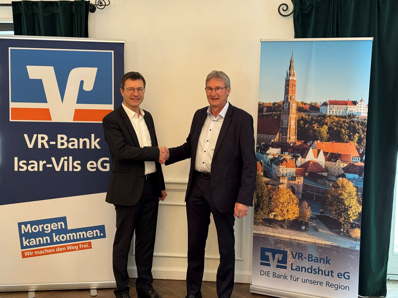 Aufsichtsratvorsitzenden reichen sich die Hand 