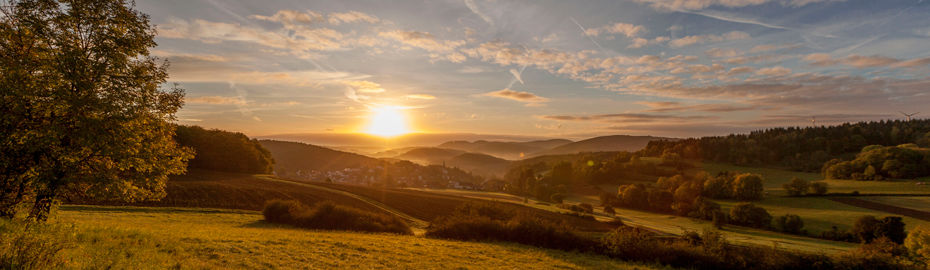 Sonne versinkt in der Region am Horizont