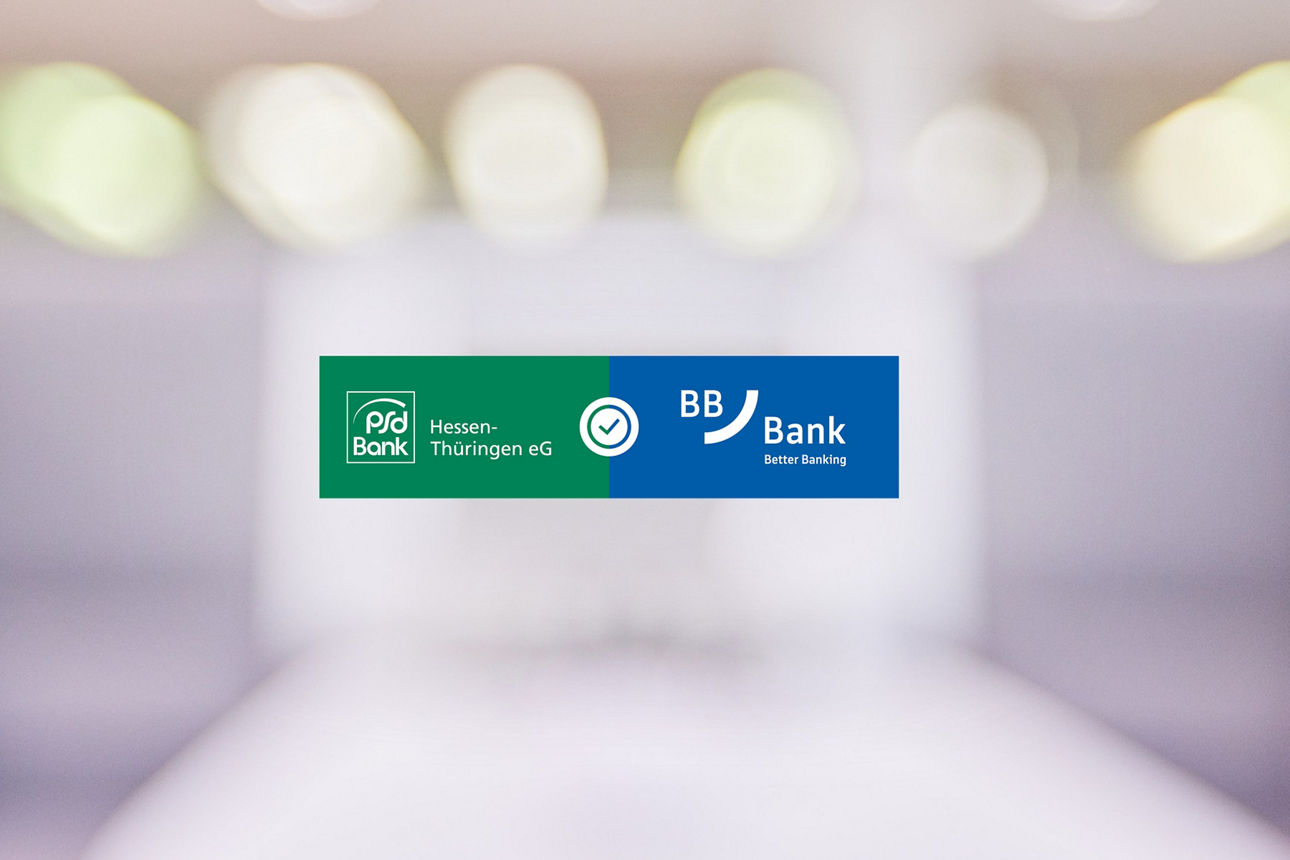 Das grün weiße Logo der PSD Bank Hessen Thüringen und das blau weiße Logo der BBBank, dazwischen ein Kreis mit Haken