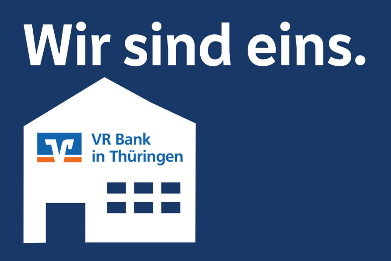 Weißes Haus mit dem Logo der VR Bank in Thüringen auf dunkel blauen Hintergrund.