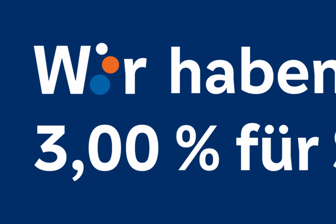 Dunkelblauer Hintergrund mit weißem Text: „Wir haben 3,00 % für Sie!“. Das „i“ in „Wir“ ist orange-blau gestaltet.