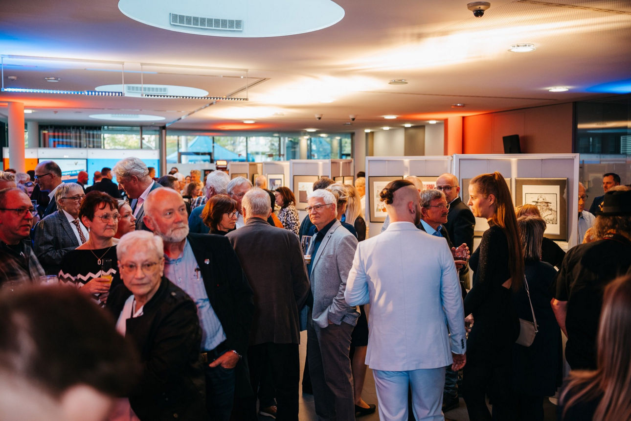 Gäste aus Wirtschaft, Politik und Gesellschaft genießen den humorvollen Abend.
