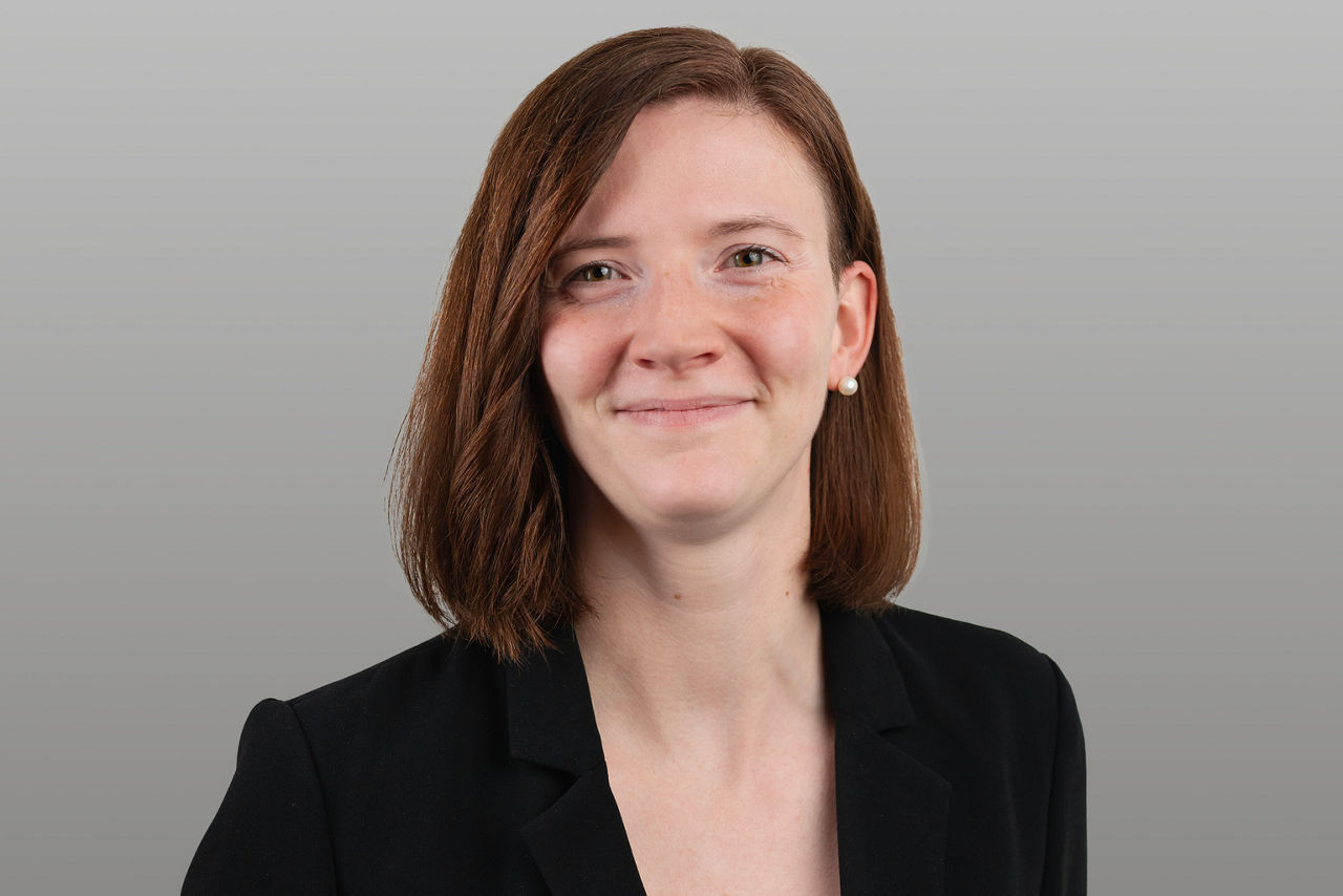 Kundenberaterin Linda Göbel vor grauen Hintergrund