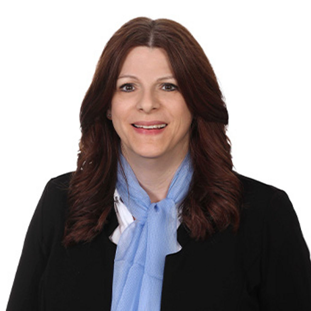 Freundlich lächelnde Frau im Anzug, unsere Kollegin im KundenDialogCenter Nicole Günzkofer