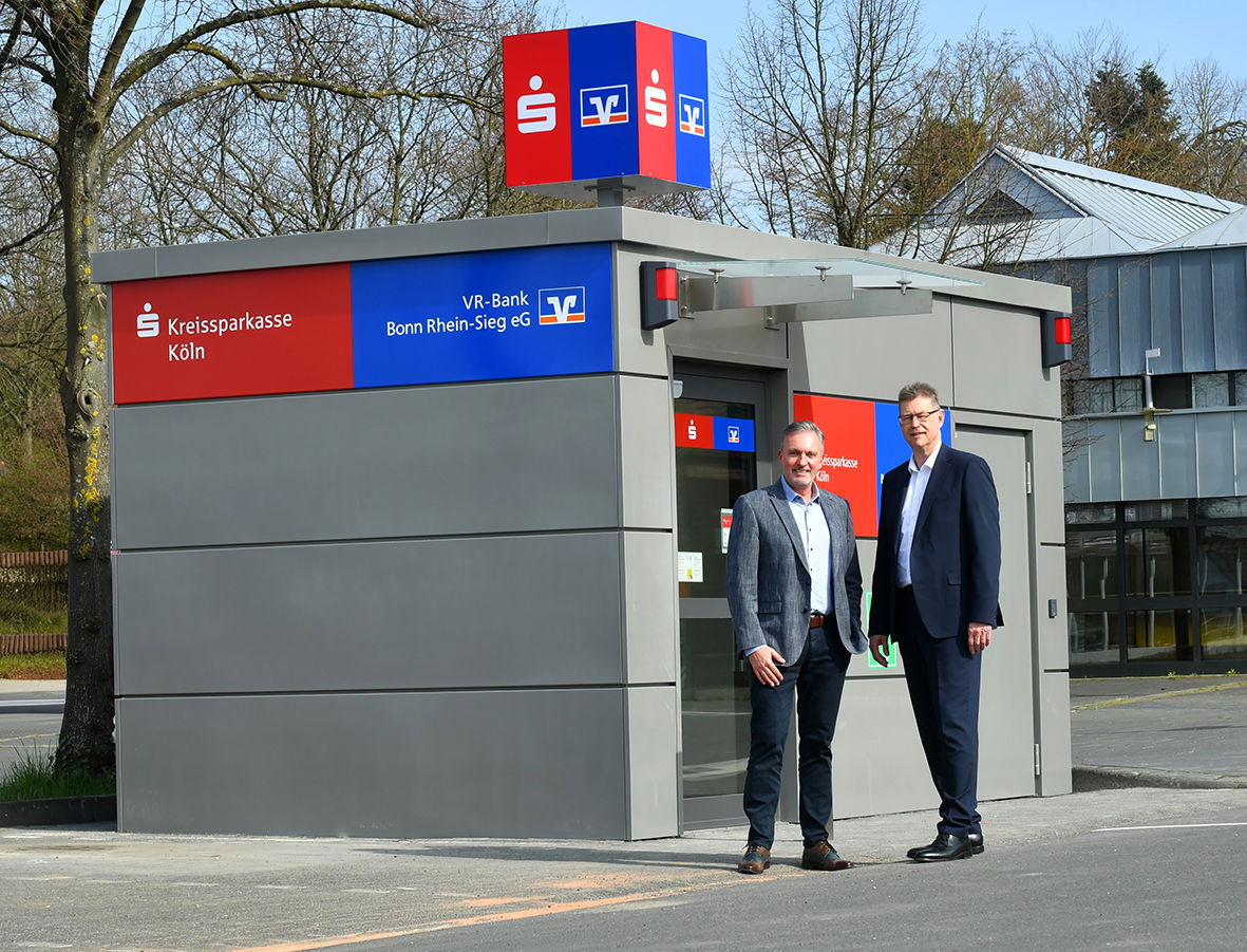 Holger Hürten, Vorstandsvorsitzender der VR-Bank Bonn Rhein-Sieg und Ralf Klösges, Regionalvorstand der Kreissparkasse Köln (von links), eröffneten den gemeinsamen SB-Pavillon in Birk.