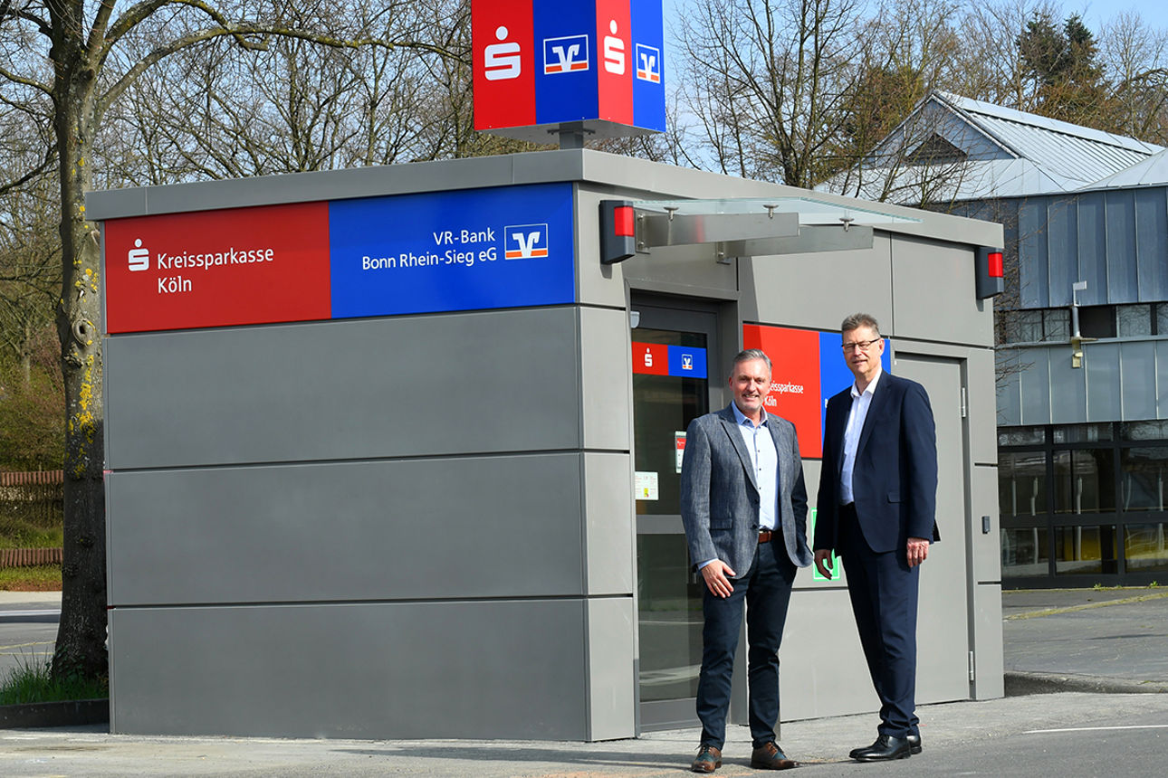 Holger Hürten, Vorstandsvorsitzender der VR-Bank Bonn Rhein-Sieg und Ralf Klösges, Regionalvorstand der Kreissparkasse Köln (von links), eröffneten den gemeinsamen SB-Pavillon in Birk.
