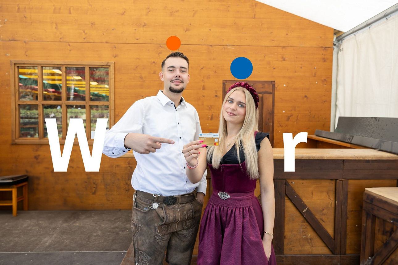 Ein junger Mann und eine junge Frau in bayerischer Tracht.