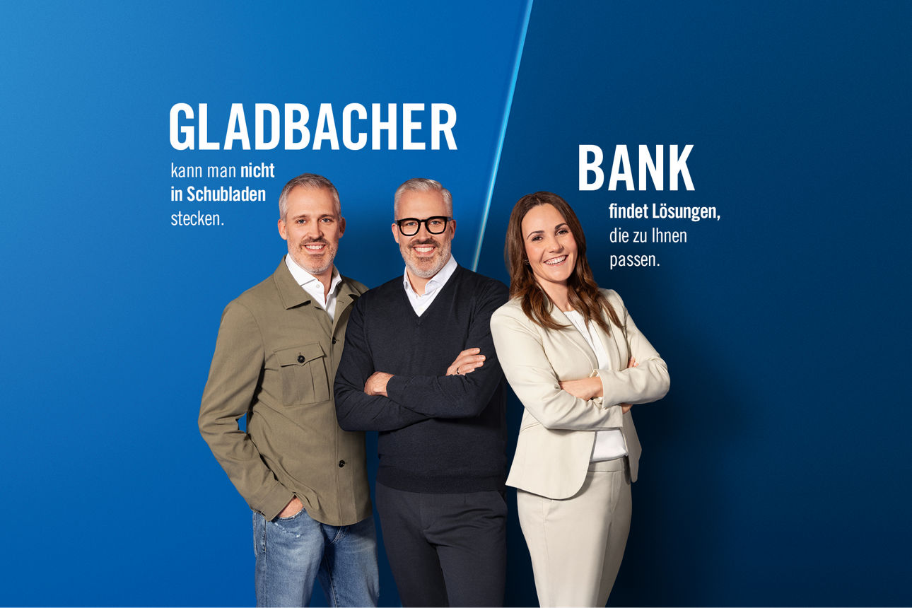 Zwei Männer und eine Frau vor einem blauen Hintergrund