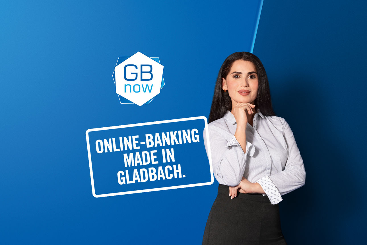 Bankmitarbeiterin vor blauem Hintergrund und Banklogo