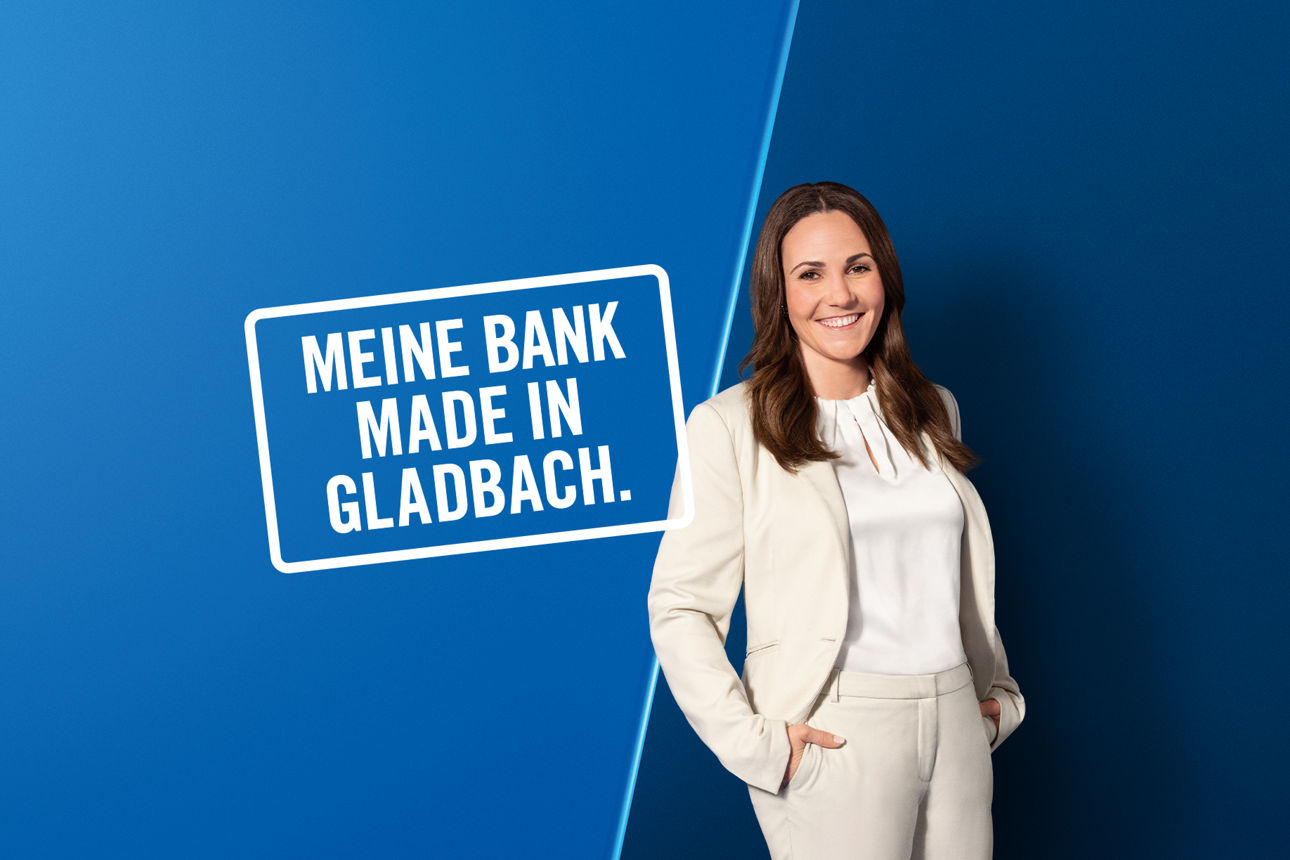 Bankmitabeiter vor einem blauen Hintergrund mit Spruch "Meine Bank Made in Gladbach."