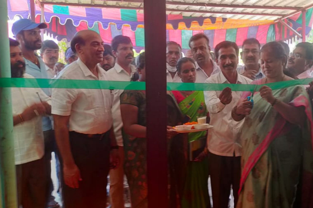 Menschen, die in einer langen Schlange stehen und darauf warten, ihre Stimme abzugeben