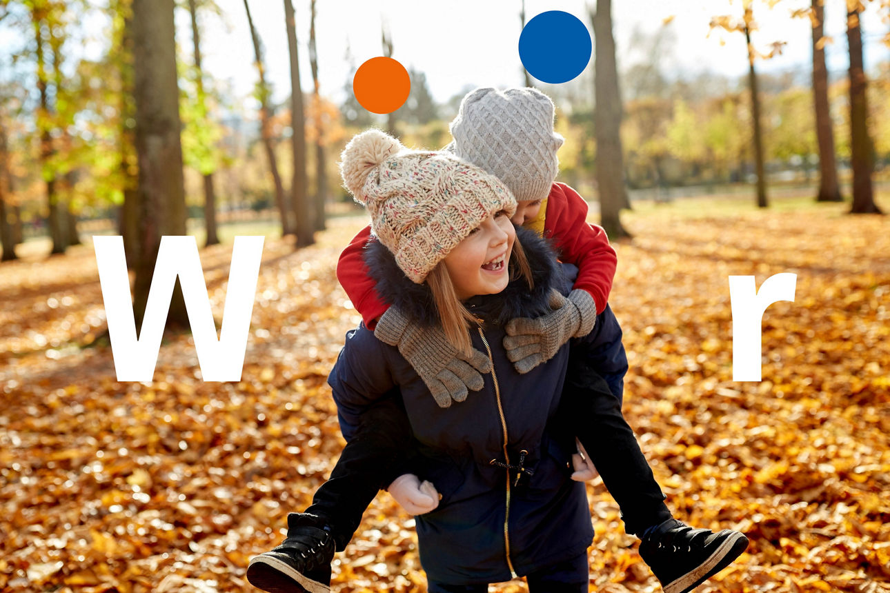 Spielende Kinder im Herbstwald