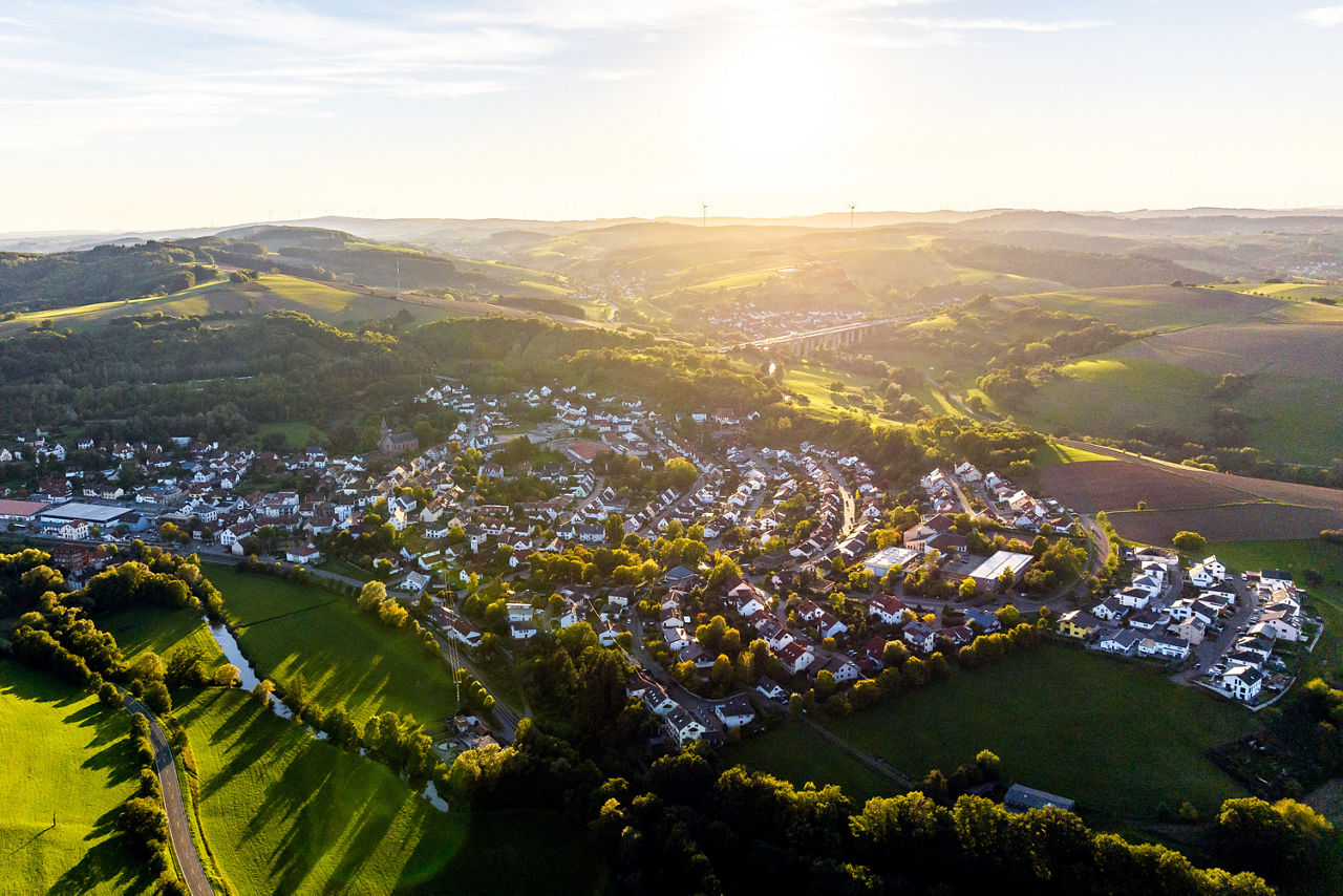 Drohnenbild von einem Ort bei Sonnenuntergang