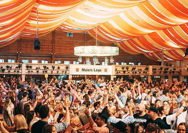 Stimmung auf dem Cannstatter Volksfest im Festzelt Göckelesmaier
