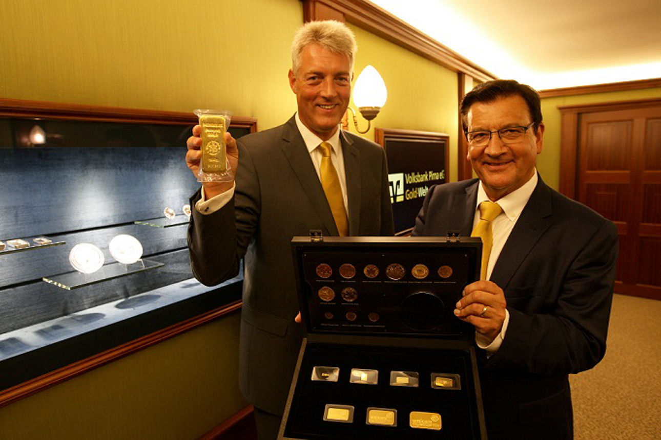 Hauke Haensel (große Statur, graue Haare) und Ewald Saathoff (schwarze Haare) präsentierten die Gold•Welt