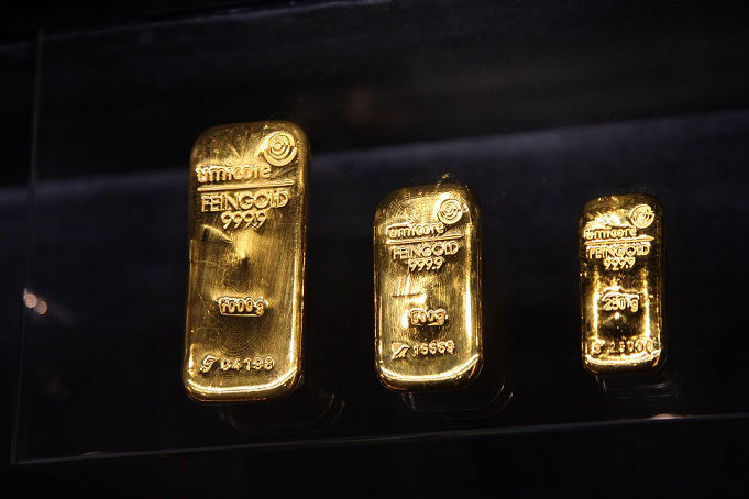 3 Goldbarren unterschiedlicher Größe auf schwarzem Samt