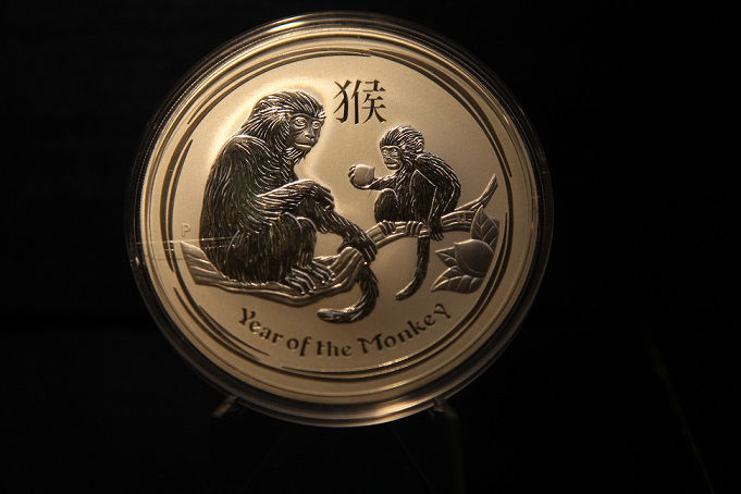 Goldmünze auf schwarzem Samt