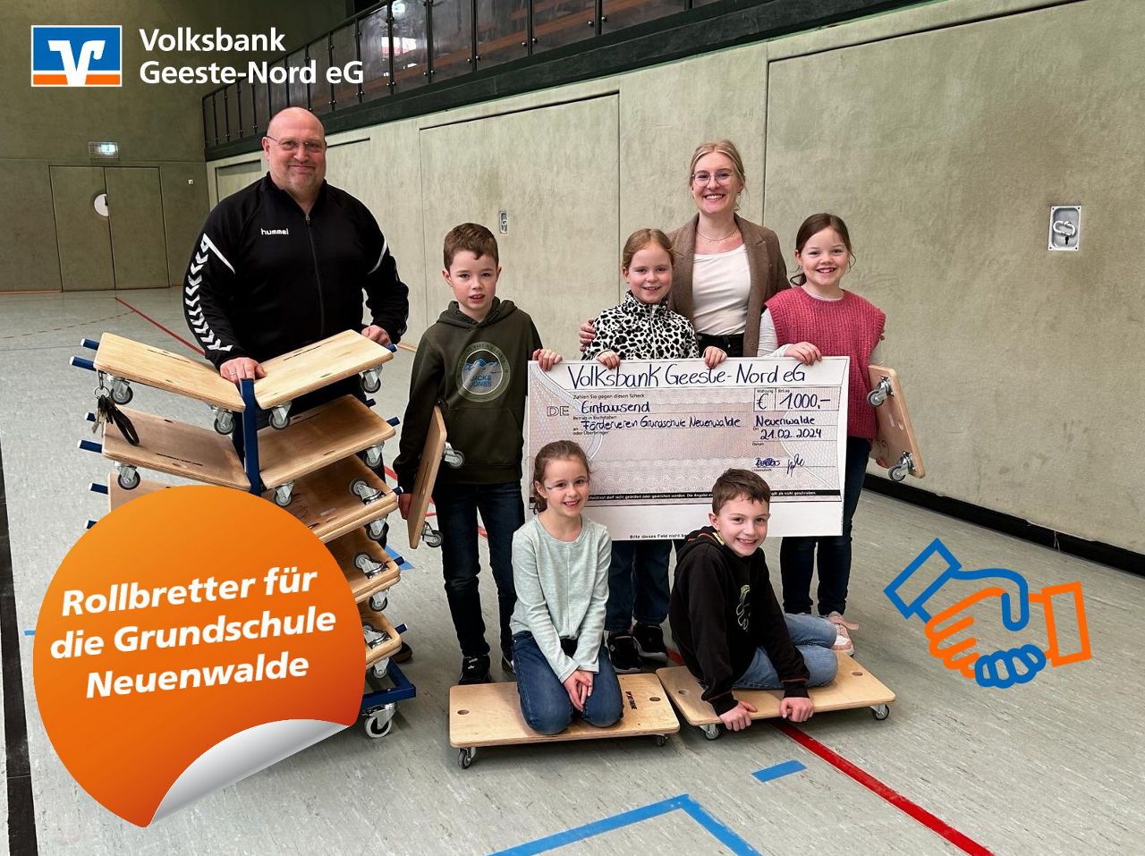 Grundschulkinder auf Rollbrettern mit einem großen Scheck