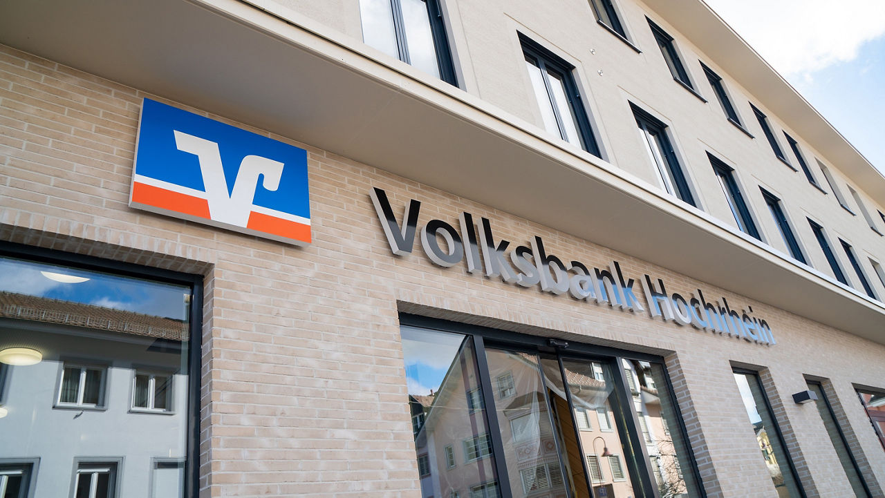Außenansicht der Geschäftsstelle in Tiengen mit dem Schriftzug Volksbank Hochrhein