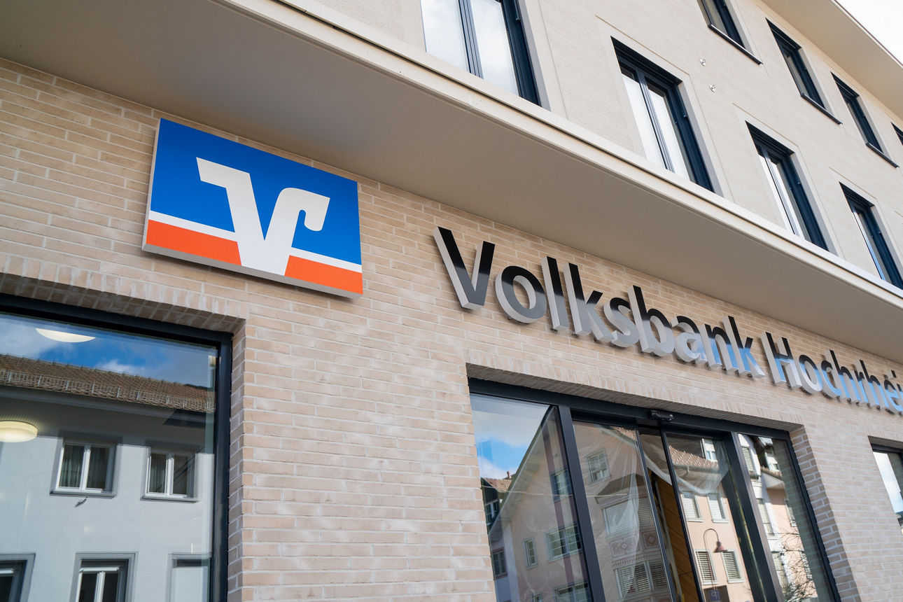 Bankgebäude in Tiengen mit Logo und Schriftzug der Volksbank Hochrhein eG.