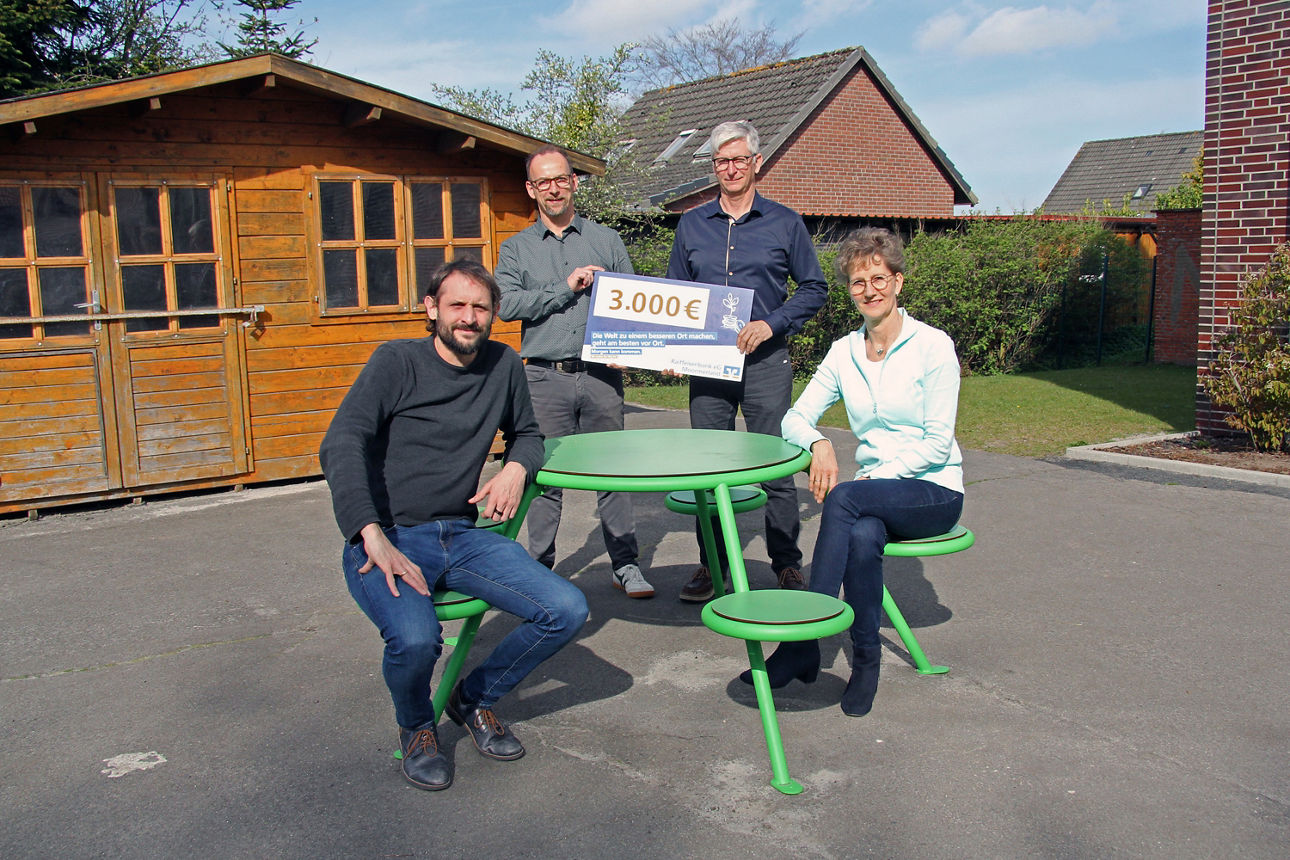 Scheckübergabe an der Grundschule Veenhusen