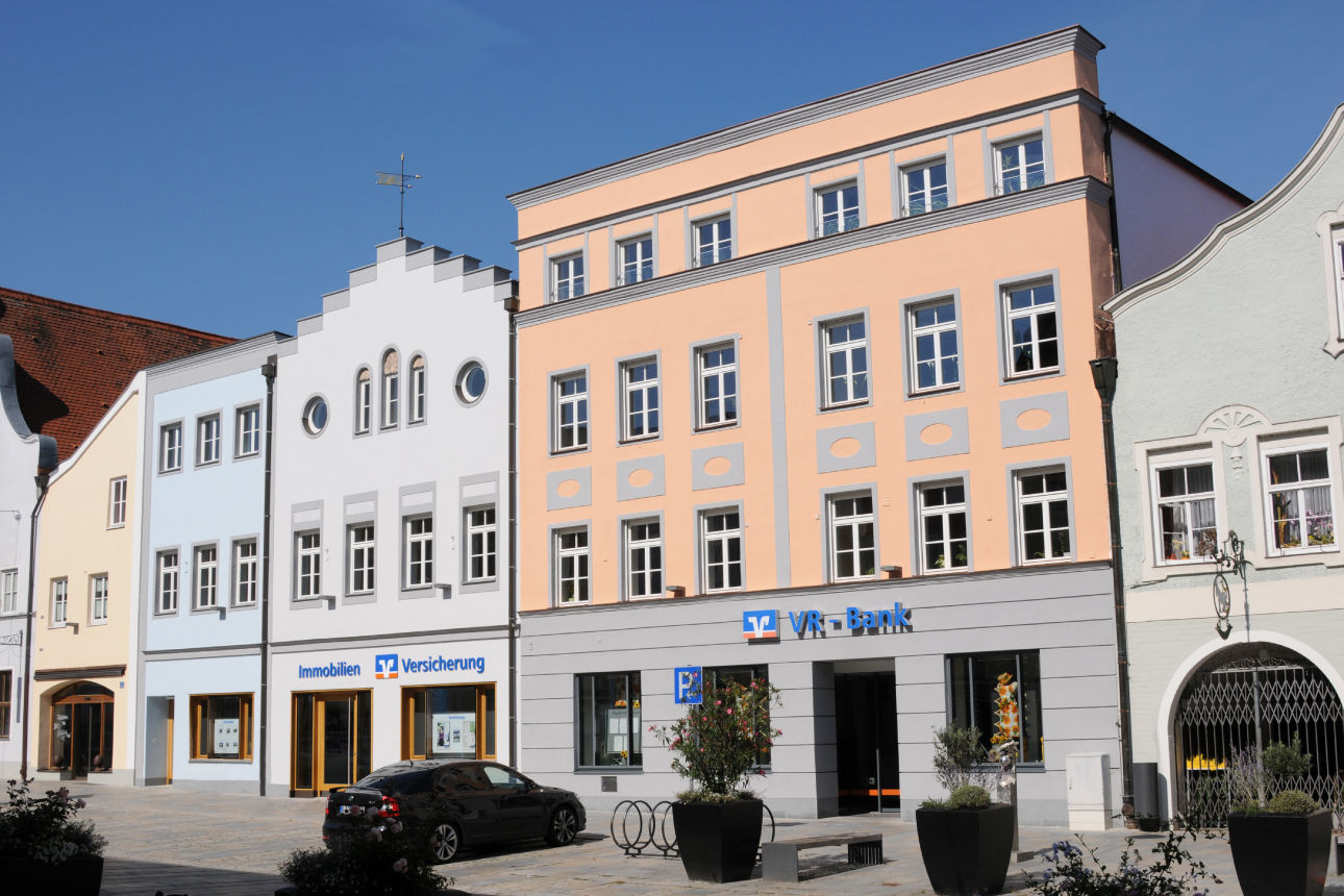 Ein buntes Reihenhaus in einer Innenstadt.