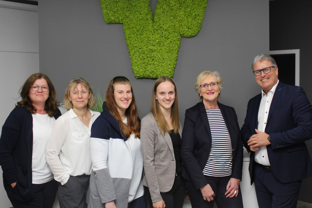 Die Mitarbeiterinnen der Geschäftsstelle Mühlhausen mit Vorstandssprecher Horst Amon