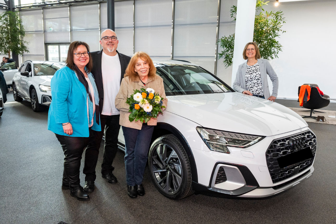 B.v.l.n.r.: Schwiegertocher Ute Schneider, Sohn Alexander Schneider, Los-Gewinnerin ILse Schneider, Beraterin Birgit Held