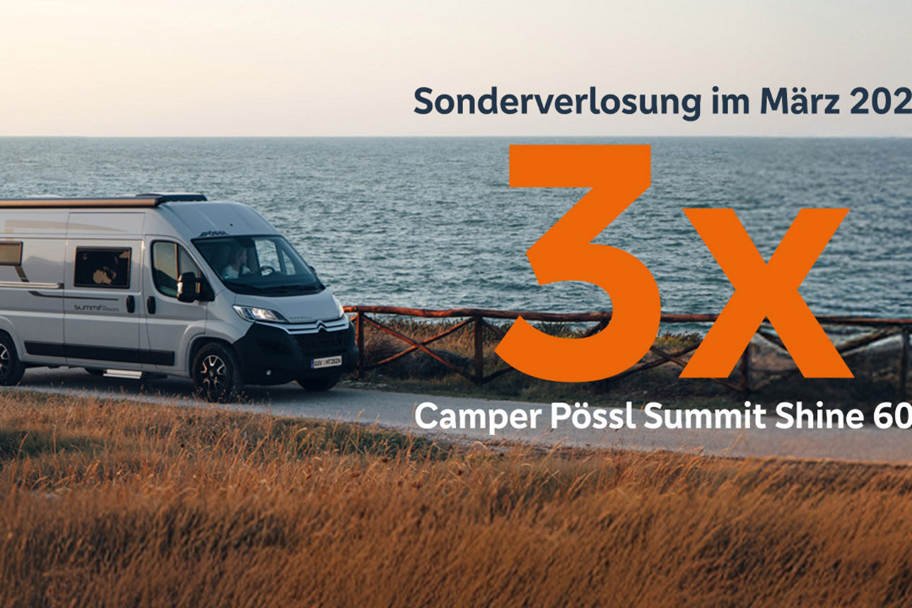 Camper fährt am Strand entlang