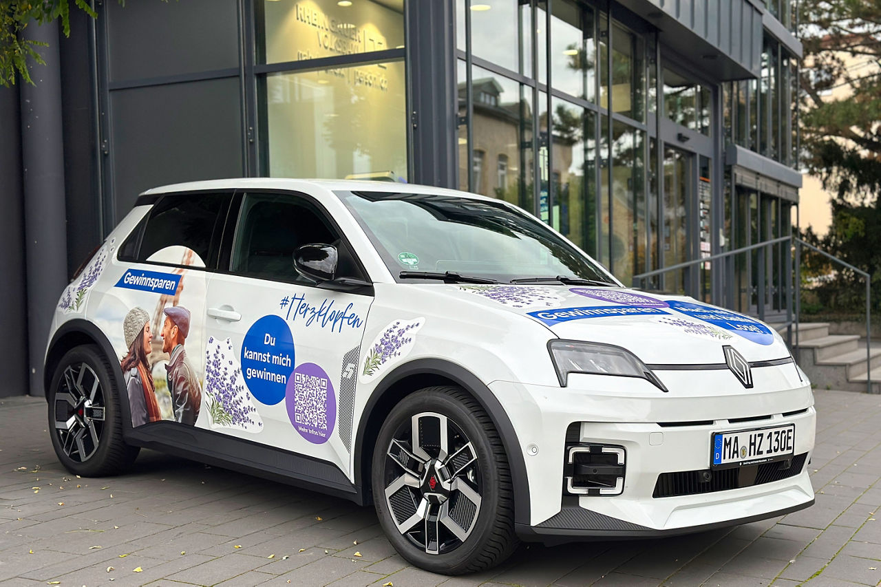 Renault, E-Auto steht vor einem Gebäude