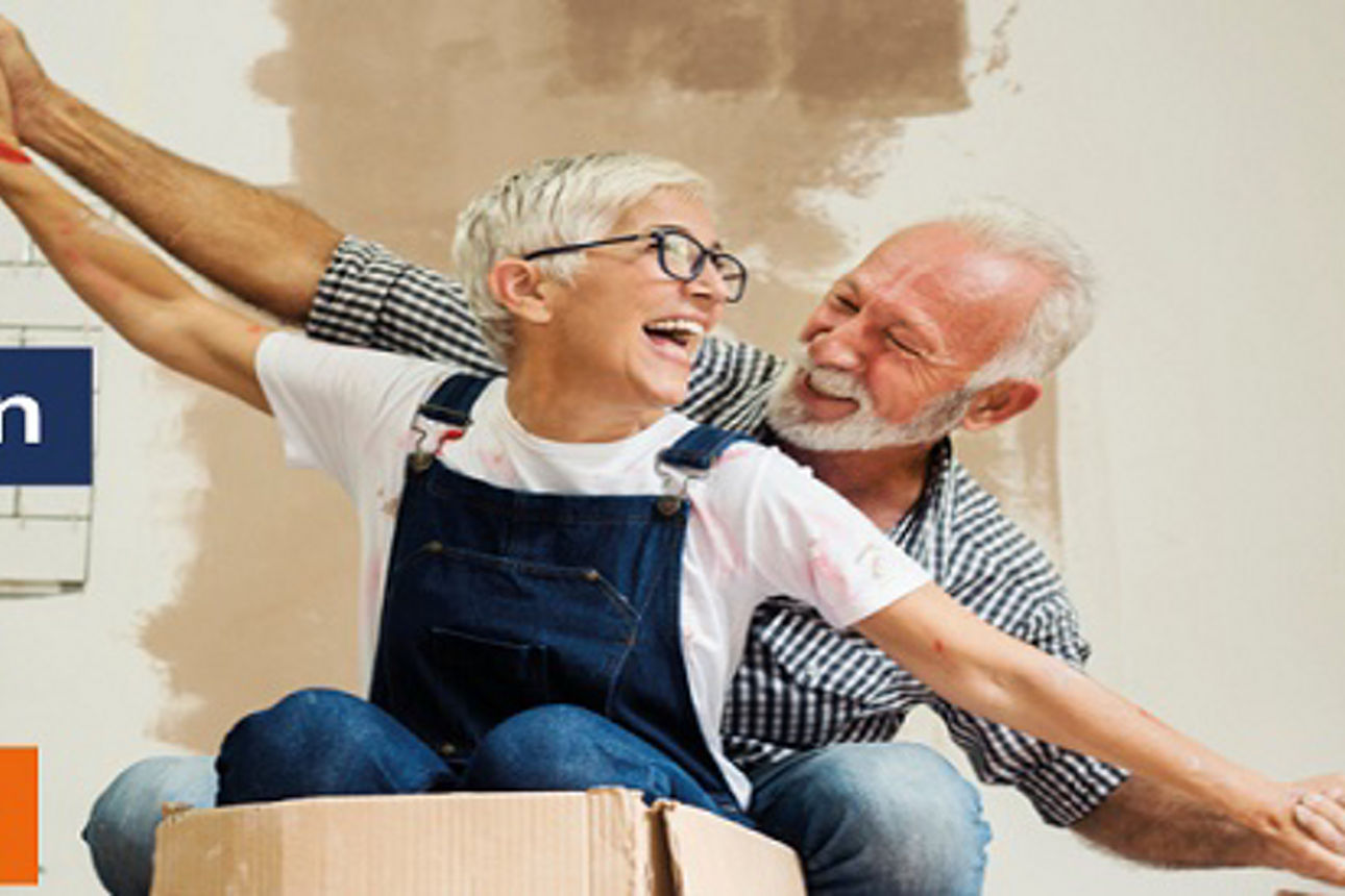 Zwei glückliche ältere Menschen halten sich an den Händen