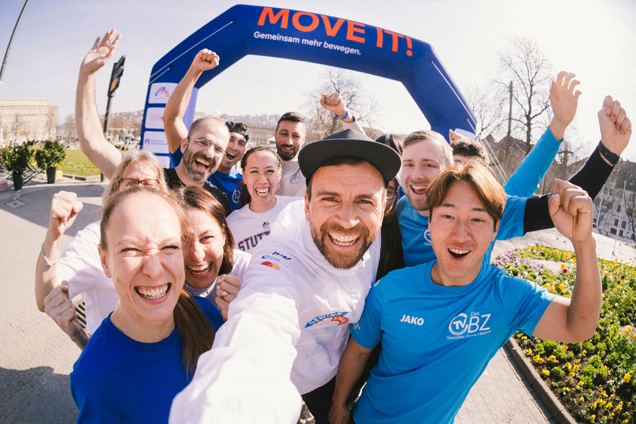 Eine Gruppe Menschen macht ein Selfie beim Event "Move IT"