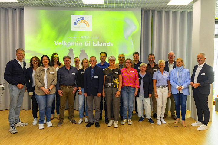 Menschengruppe vor einer Leinwand