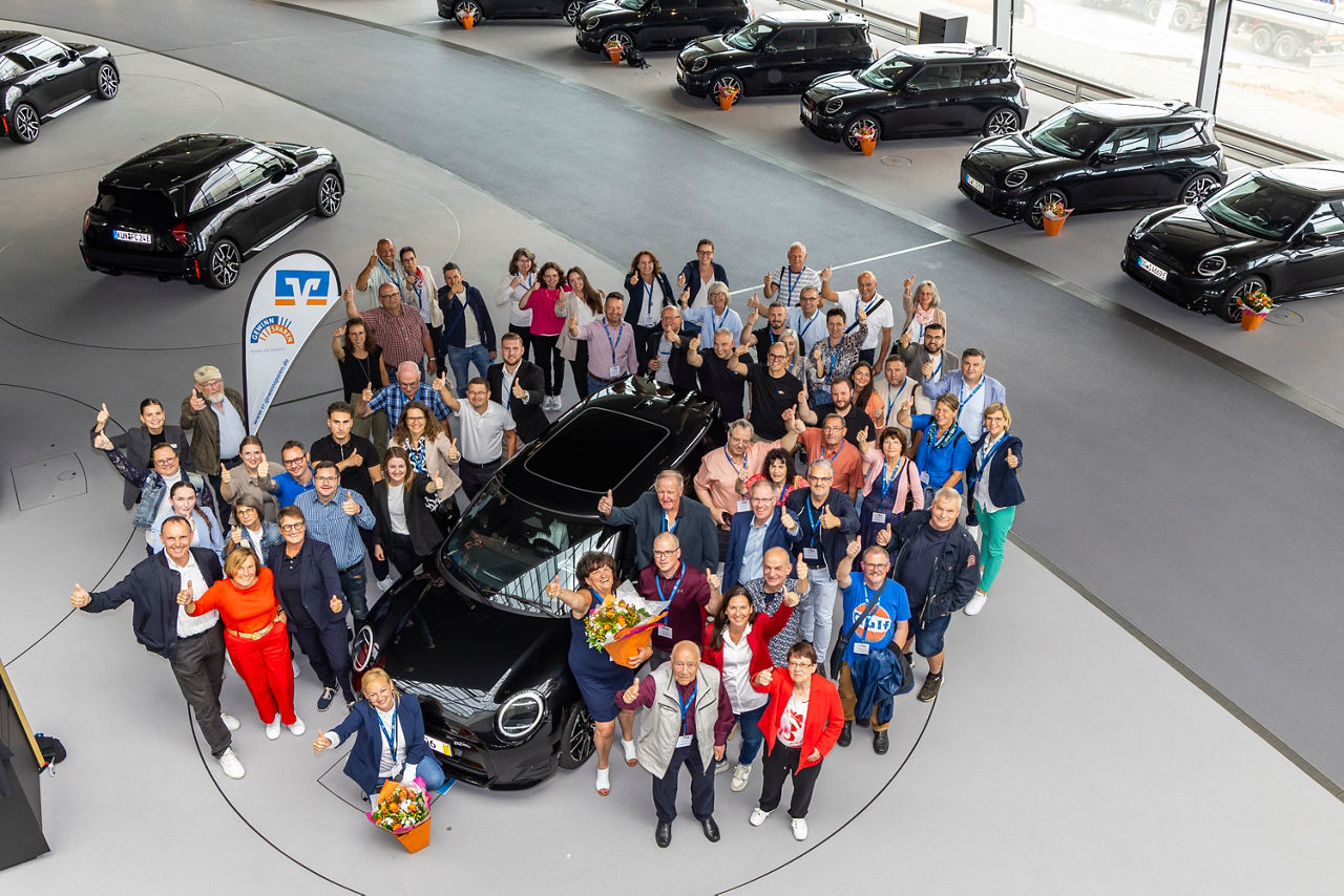 Gruppenbild bei der feierlichen Übergabe des Auto Gewinns.