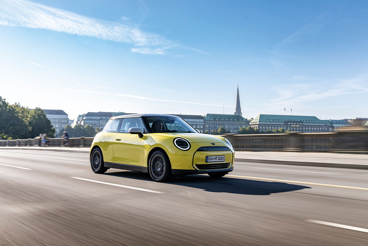 Gelber Mini auf der Straße