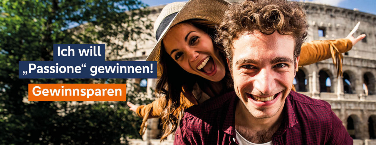 Gewinnsparen .- Pärchen im Sommerurlaub freut sich über Gewinn