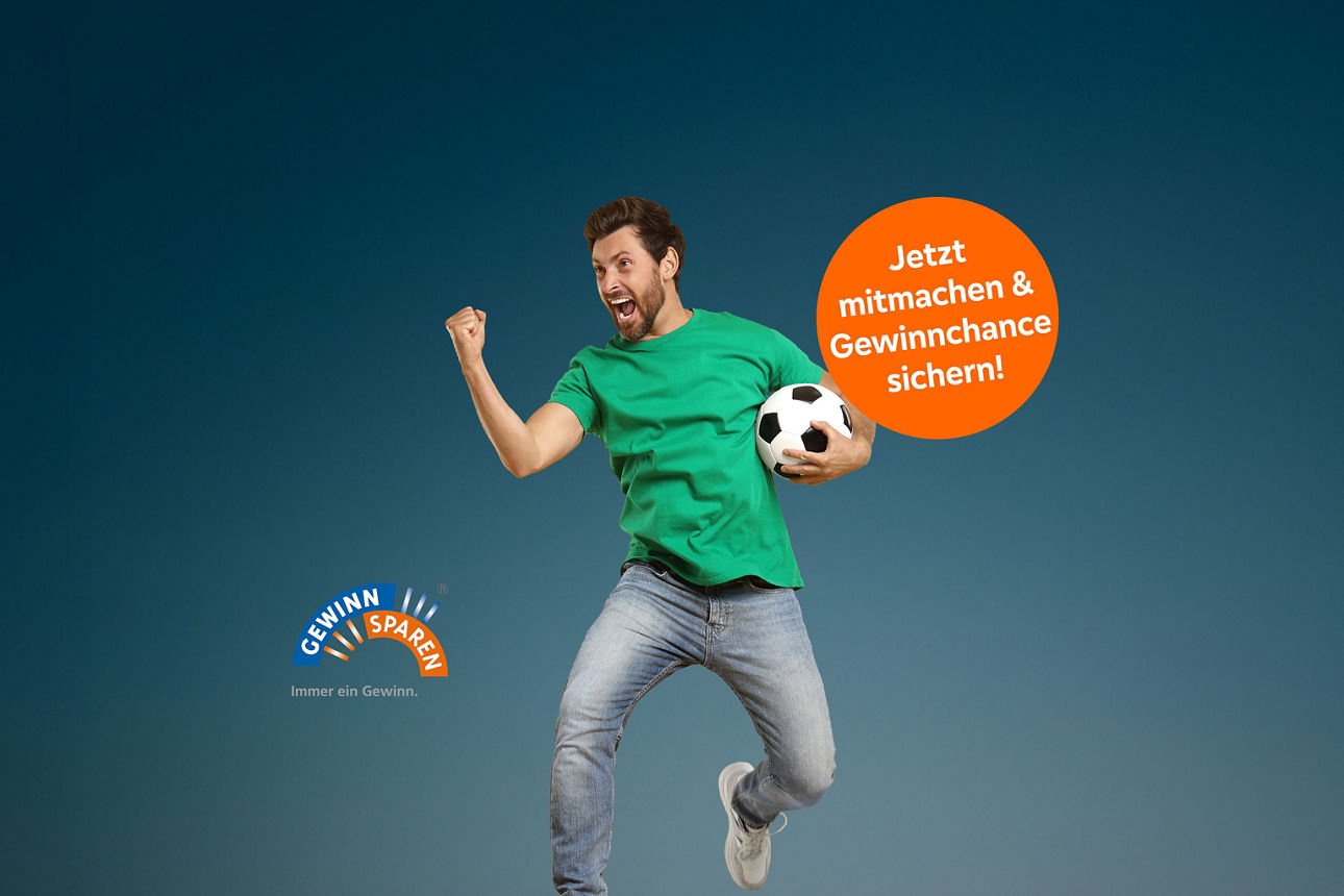 Mann freut sich und hüpft mit einem Ball in der Hand in die Luft