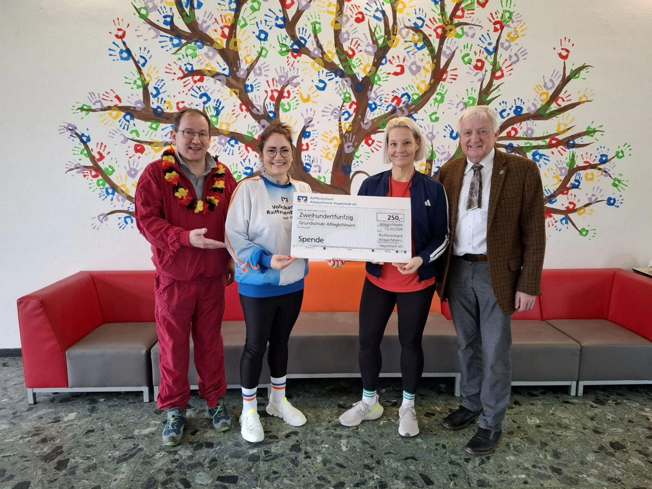 Spendenscheck für die Grundschule Alteglofsheim