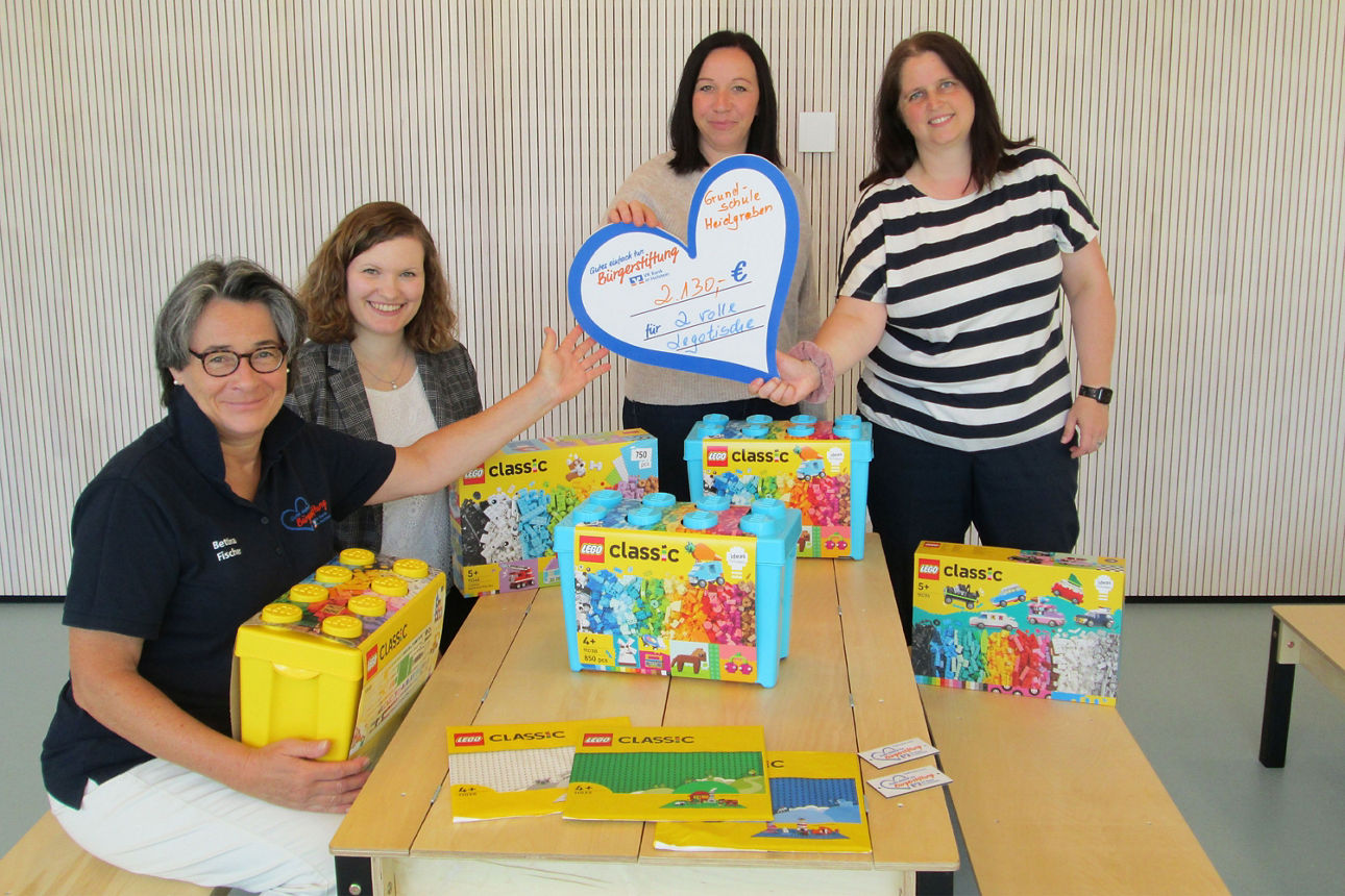 Übergabe des Spendenherzes für die neuen Legotische an die Grundschule Heidgraben
