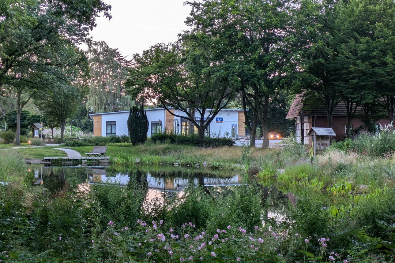 Außenansicht der Geschäftsstelle Hille im Grünen.